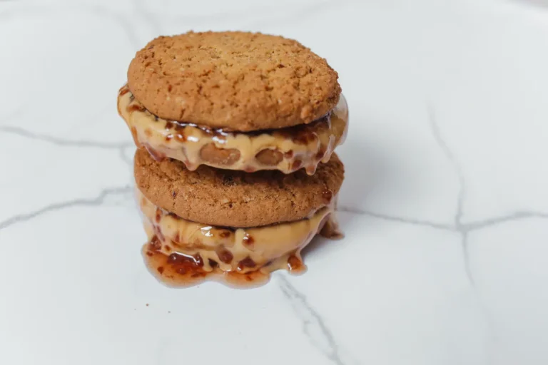 Churro Sandwich Cookies Bring Dulce de Leche to Every Bite churro sandwich cookies